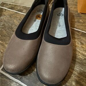 Clarks Women's Brown and Black Loafers